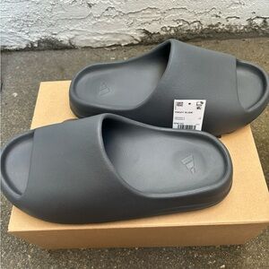 Yeezy Slide ‘Granite’